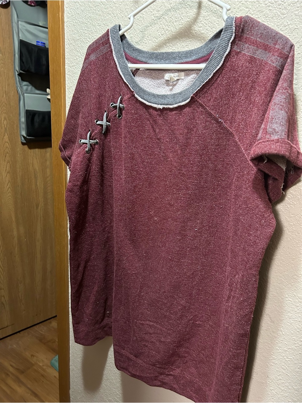 Vintage-Inspired Burgundy Short Sleeve Sweatshirt with Contrast Trim